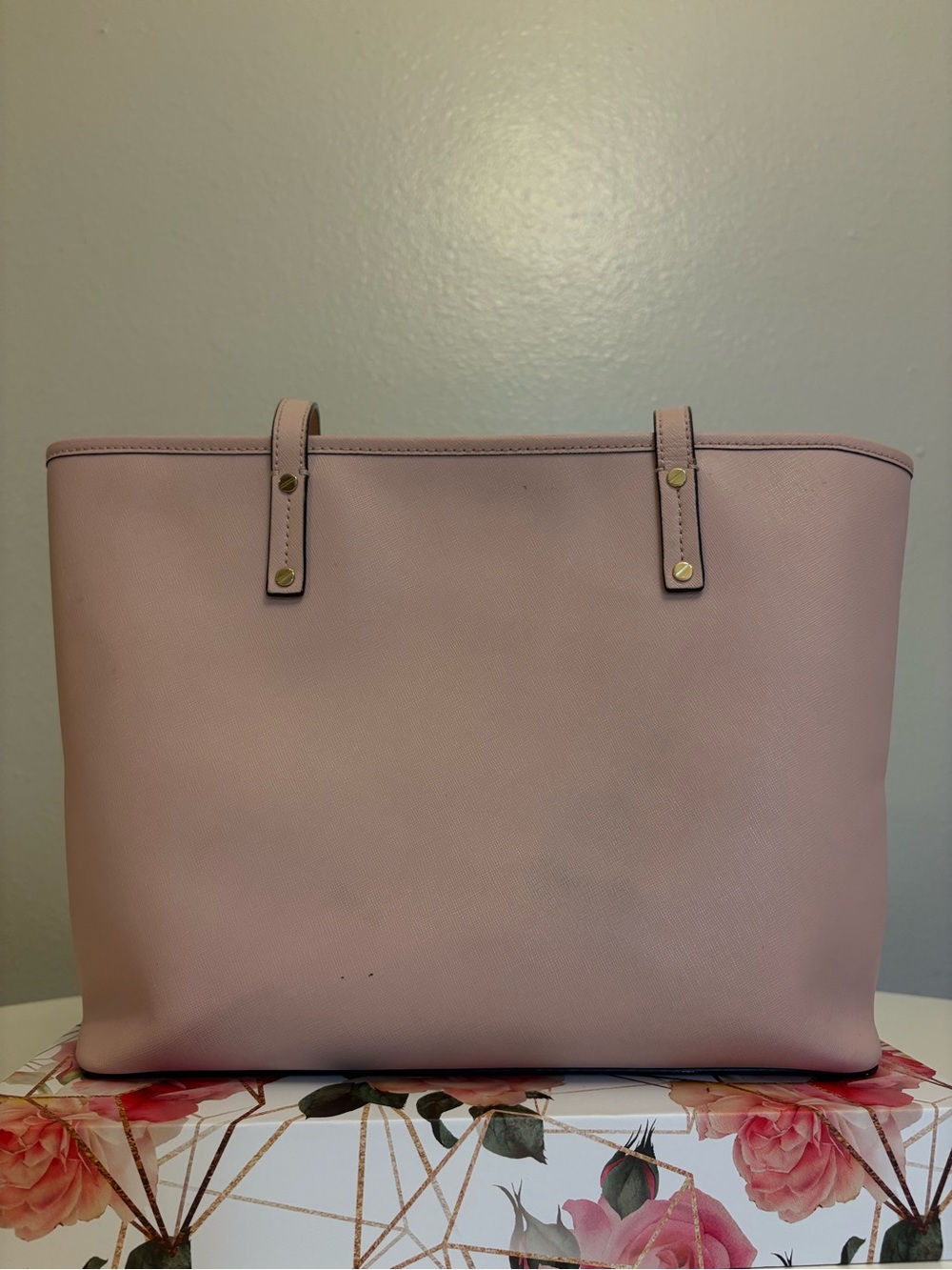 MICHAEL KORS Light Pink Purse with Gold Hardware - Picture 3 of 5